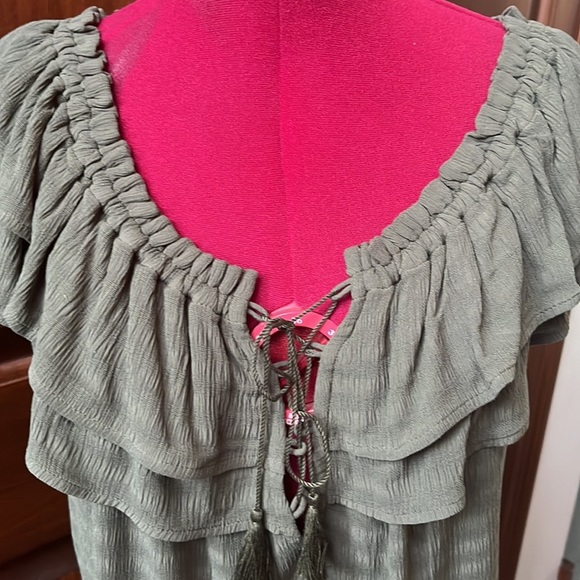 Express   NWT   Beautiful On/off shoulder Blouse  front tie up   Cropped  Size L - Picture 2 of 13